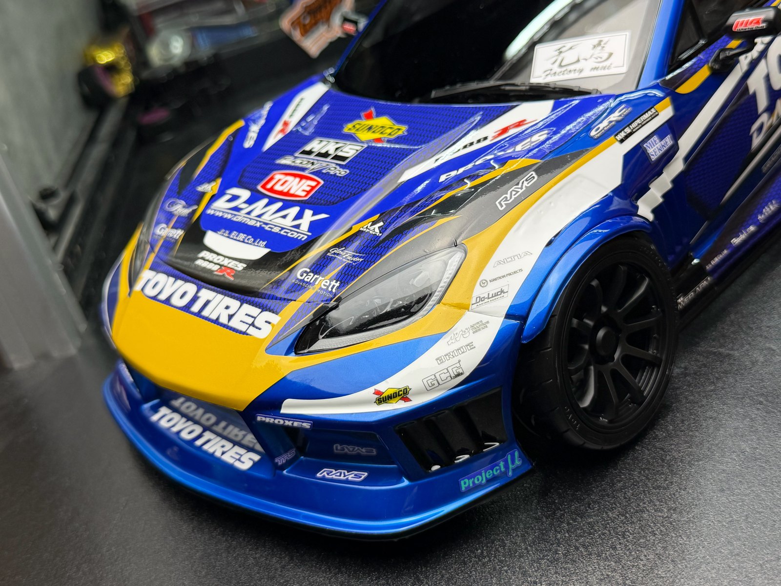 Toyota GR86 ZN8 D-MAX公認のラジコンボディにバイナルを貼付した作例（フロント）